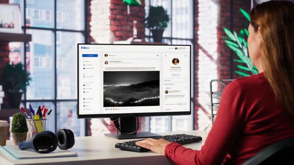 A professional sharing their Klinx digital business card from a desktop screen